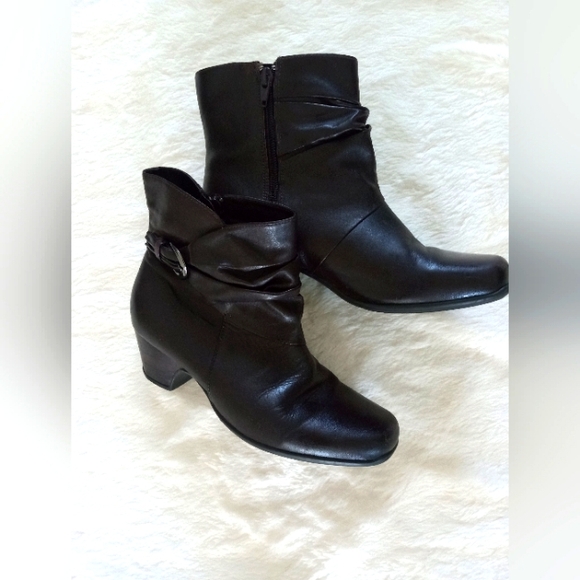 Clarks Shoes - CLARKS Ruched Leather Ankle  Brown Boots | 7.5 W